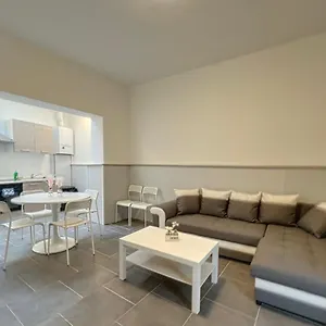 https://villa-charbonnel-2-bruxelles-charleroi-airport.brusselshotelsbook.com